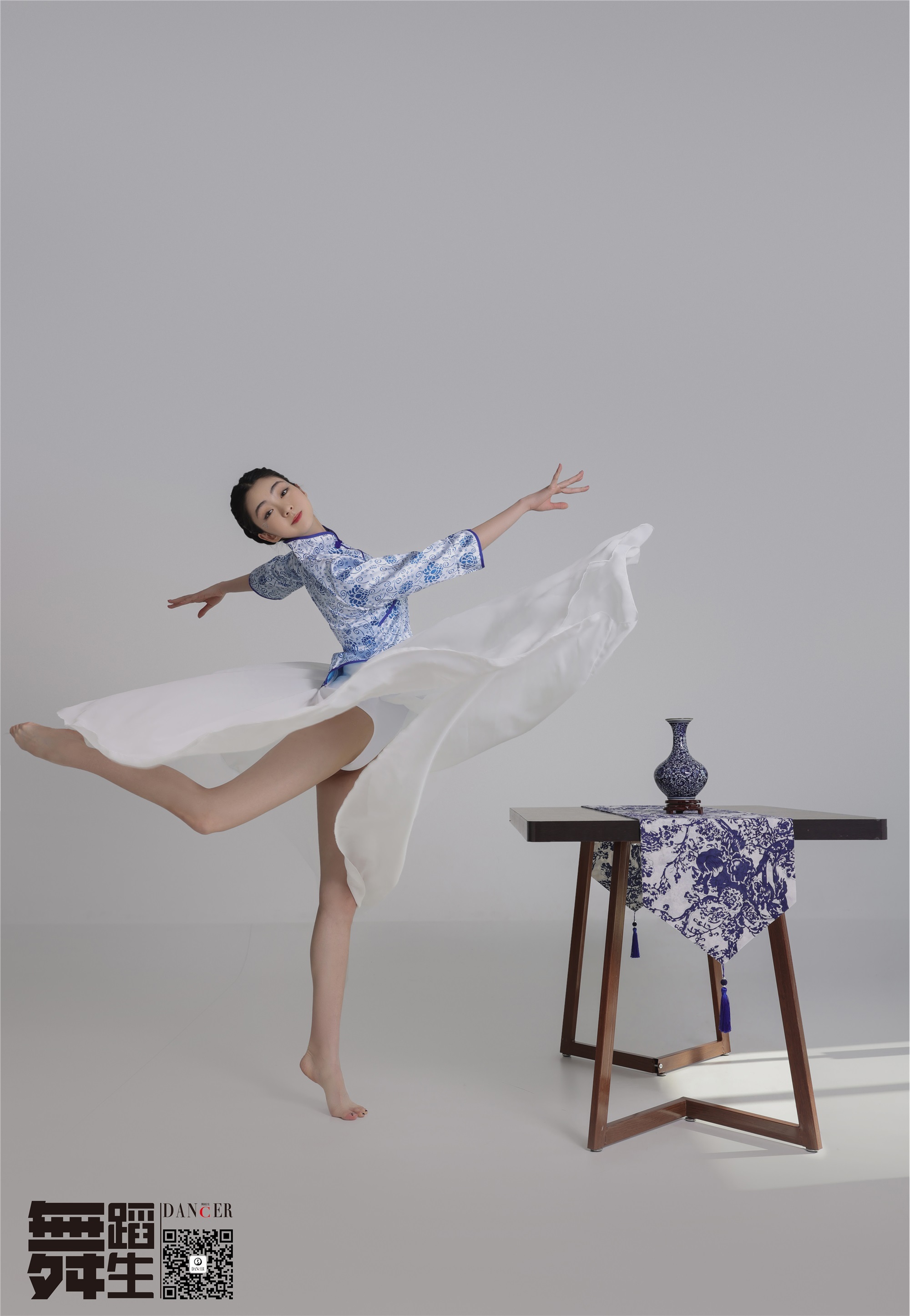 GALLI GALLI Dance Diary 104 - Blue and white porcelain Han Yutong